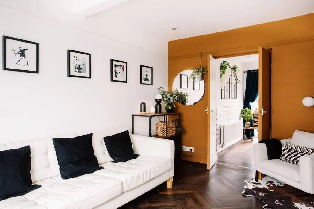 Modern & Stylish Home In The Heart Of Belfast 0*,