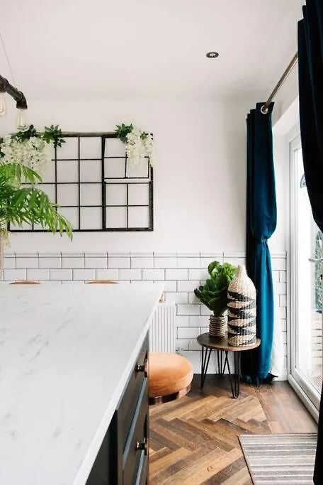 Modern & Stylish Home In The Heart Of Belfast 0*,